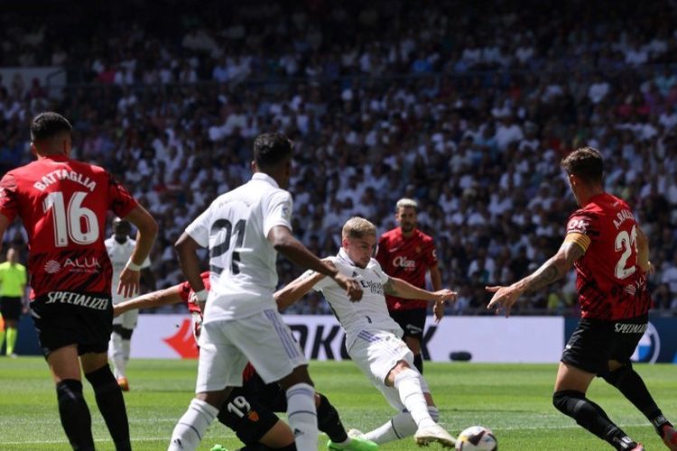 Gelandang Real Madrid Federico Valverde saat melawan Mallorca di Stadion Santiago Bernabeu, Minggu (11/9/2022). Babak pertama Real Madrid vs Mallorca berakhir 1-1. (Photo by THOMAS COEX / AFP)