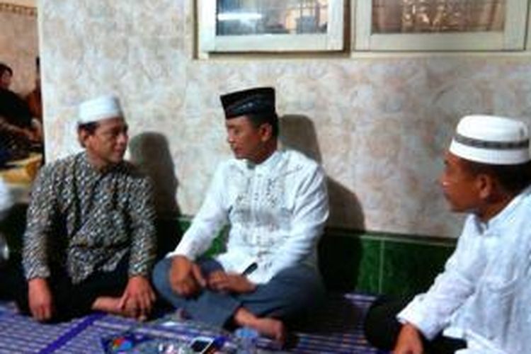 Kakak Sepupu Kapten Irianto, Daru Lalito Wistoro saat berbincang-bincang dengan Danlanud Adi Sucipto Marsma TNI Yadi Indrayadi sebelum acara doa bersama di laksanakan