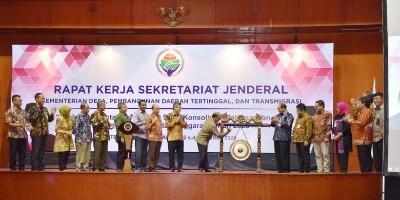 Sekretaris Jenderal Kementerian Desa, Pembangunan Daerah Tertinggal dan Transmigrasi (Kemendes PDTT) Anwar Sanusi saat membuka Rapat Koordinasi Sekretariat Jenderal di Hotel Bidakara, Jakarta, Kamis (12/3/2020).
