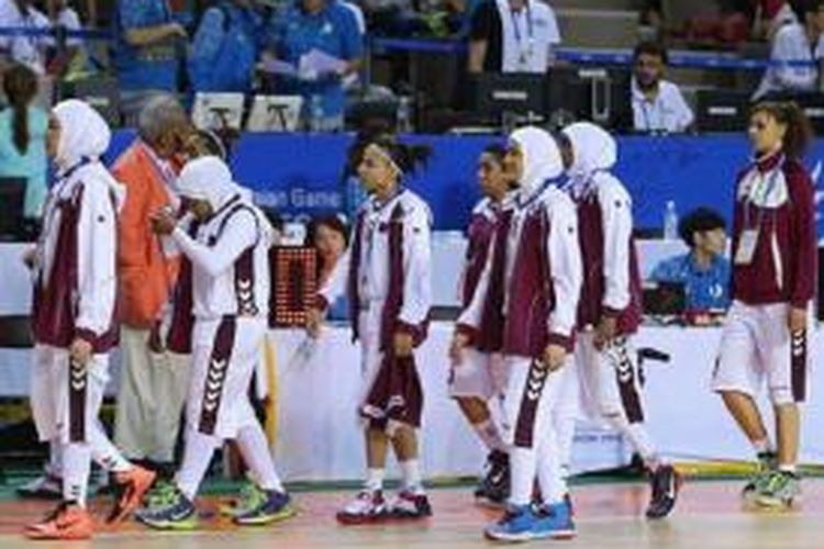 POara pemain bola basket puteri Qatar memustukan pulang, Jumat.
