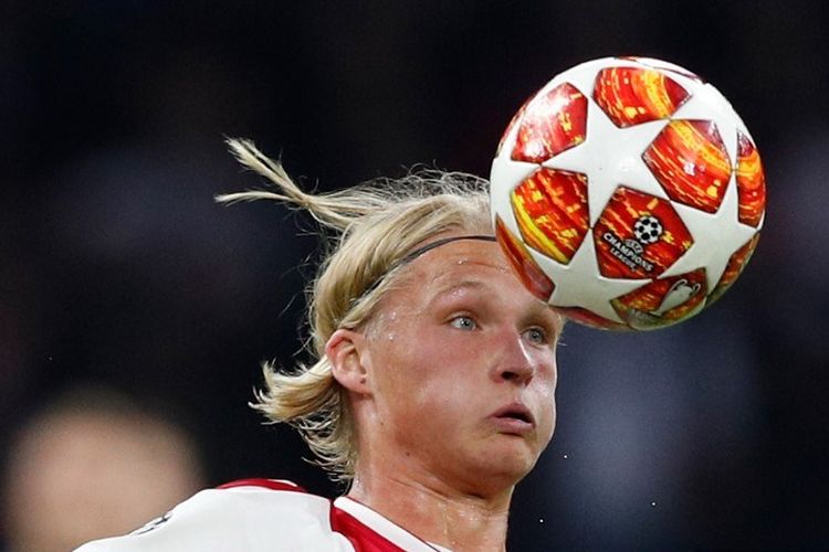 Kasper Dolberg mencoba mengontrol bola pada pertandingan Ajax Amsterdam vs Tottenham Hotspur di Johan Cruijff Arena, 8 Mei 2019. 