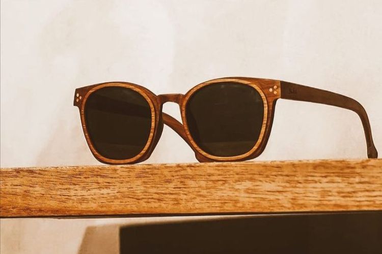 Suki Wooden Sunglasses adalah brand lokal yang memproduksi kacamata dengan material kayu berkualitas baik.