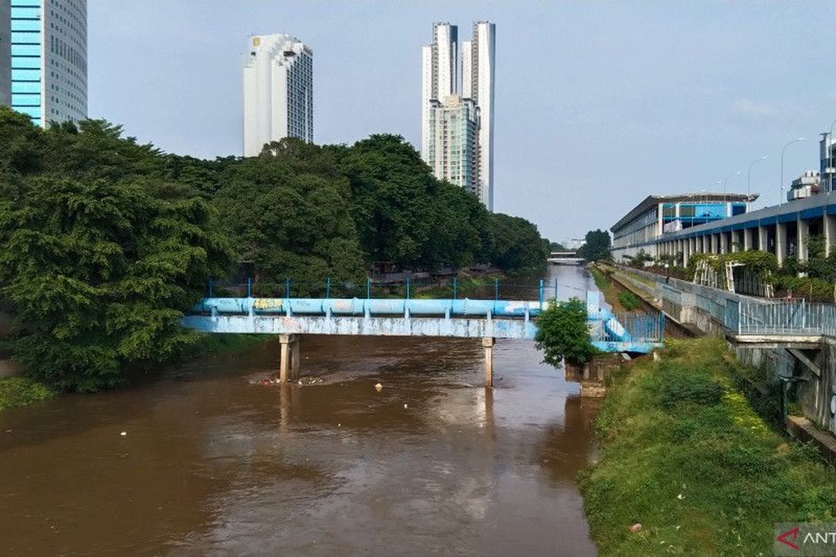 Arsip foto - Ketinggian air aliran Sungai Ciliwung di Jakarta Pusat yang meningkat setelah curah hujan tinggi, Minggu (7/11/2021). 
