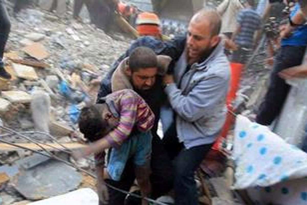 Warga Palestina membawa seorang anak dari keluarga Al-Dallu yang tewas dalam serangan misil Israel di Jalur Gaza, Minggu (18/11/2012).