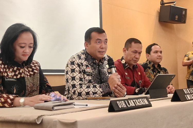 Direktur Jenderal (Dirjen) Imigrasi, Silmy Karim dalam konferensi pers di kawasan Jakarta Selatan, Jumat (28/6/2024).