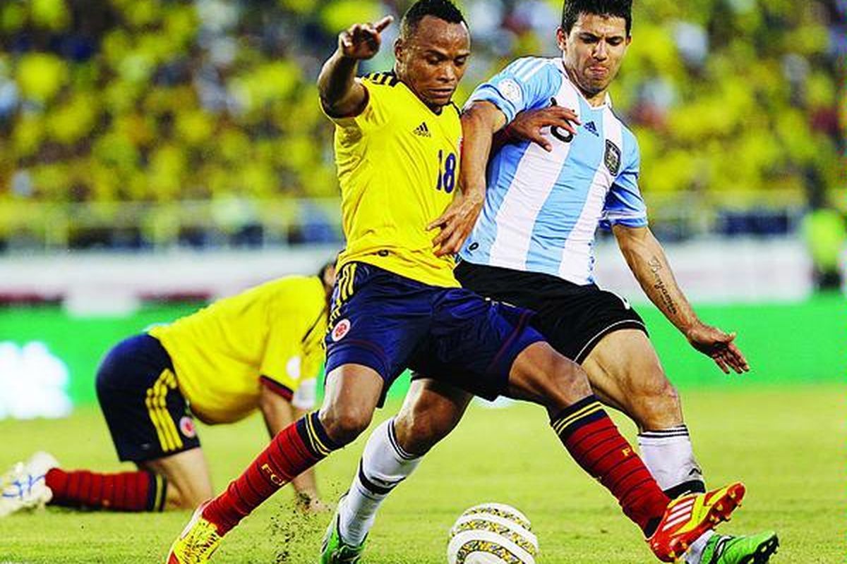 Pemain Argentina, Sergio Aguero (kanan), berusaha keluar dari tekanan pemain Kolombia, Camilo Zuniga, pada laga kualifikasi Piala Dunia 2014 di Barranquilla, Kolombia, Selasa (15/11).