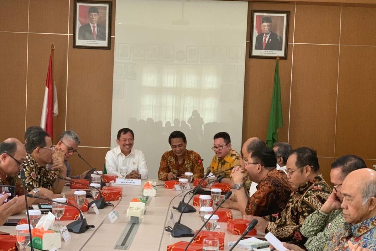 Dr. Terawan Agus Putranto (Menkes) , Dr. Daeng M Faqih Sh MA (Ketum PB IDI) beserta jajaran Kemenkes dan Pengurus Besar PB IDI