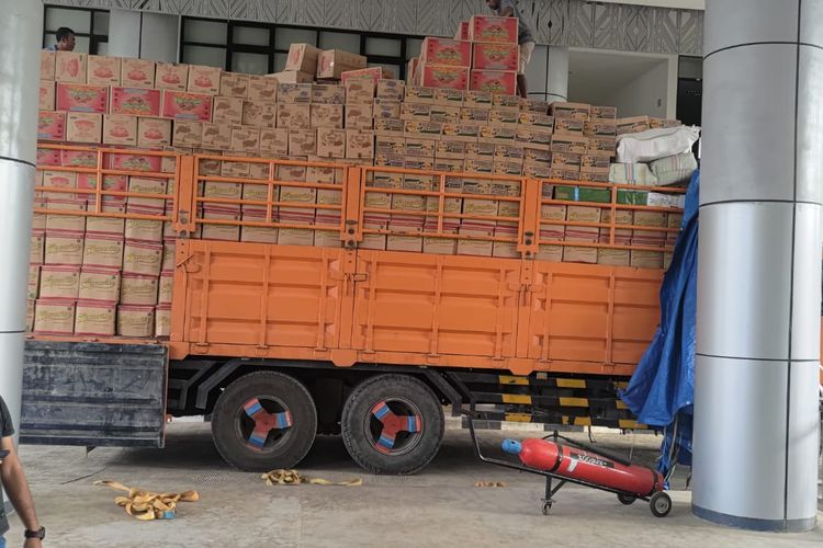 Ribuan liter minyak goreng yang hendak dibawa ke Timor Leste, disita petugas Bea Cukai Atambua, Kabupaten Belu, Nusa Tenggara Timur (NTT) 
