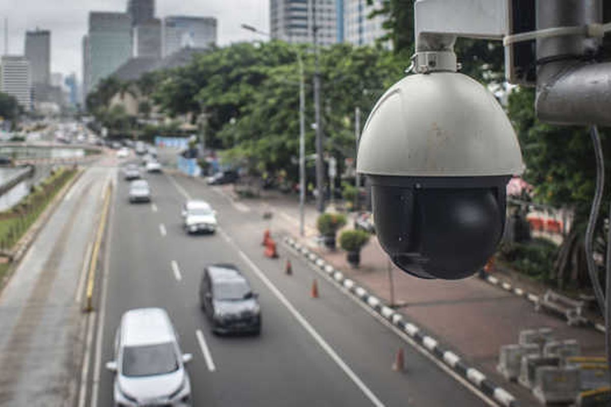 Kendaraan melintas di bawah kamera Closed Circuit Television (CCTV) di Jalan Medan Merdeka Barat, Jakarta, Sabtu (23/1/2021). Direktorat Lalu Lintas Polda Metro Jaya menargetkan 100 kamera electronic traffic law enforcement (ETLE) terpasang di sejumlah ruas jalan di Jakarta pada 2021. ANTARA FOTO/Aprillio Akbar/rwa.