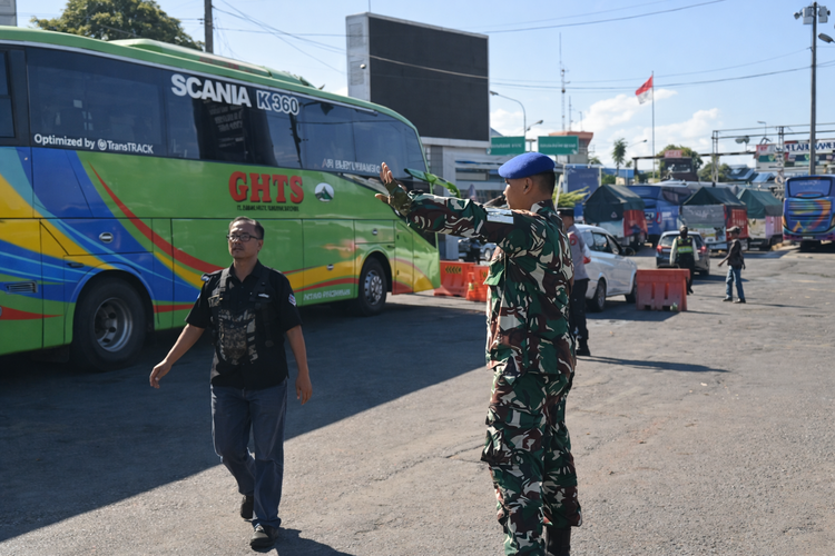 Belum Tuntas, Antrean Truk ke Pelabuhan Ketapang Mengular 7 Km