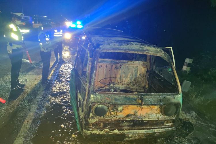 TERBAKAR--Mobil mitsubishi station wagon bernopol AE 1240 VD dilaporkan hangus terbakar di jalan jurusan Madiun -Surabaya di  Desa Bagi,  Kecamatan Madiun, Kabupaten Madiun, Jawa Timur, Selasa (28/12/2021) malam