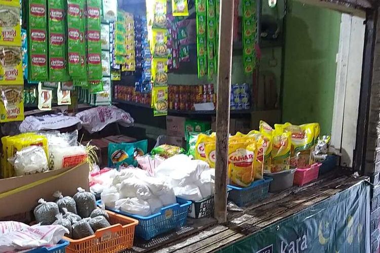 Beberapa pedagang di Pasar Tradisional Banjaran Kabupaten Bandung mengeluhkan kendala berjualan minyak goreng menggunakan aplikasi PeduliLindungi
