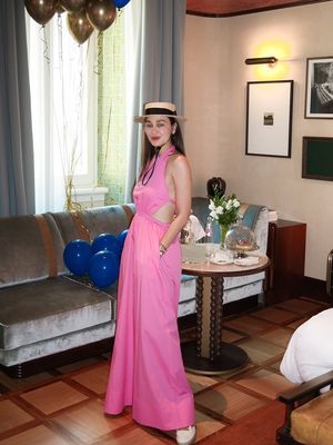 Bersulang di kota romantis, Luna Maya rayakan ulang tahun ke-42 di Roma dengan nuansa pink elegan. Intip 6 detail gaya fashionnya di sini.