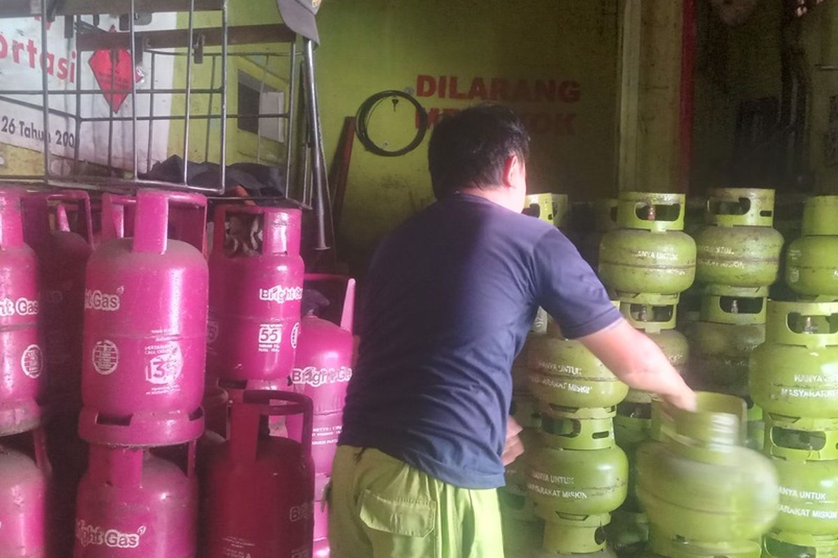 Petugas pangkalan Ade Kurniawan tengah membereskan gas elpiji 3 kg yang kosong, di Jalan Emong, Kota Bandung.
