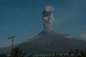 Gunung Lewotobi Laki-laki Erupsi Lagi, Warga Diimbau Gunakan Masker