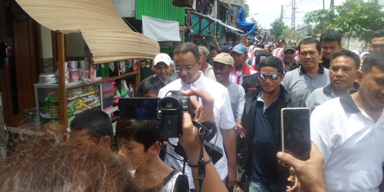 Anies Baswedan mendatangi warga kampung deret di Kelurahan Tanah Tinggi, Johar Baru, Jakarta Pusat, Minggu (12/3/2017)