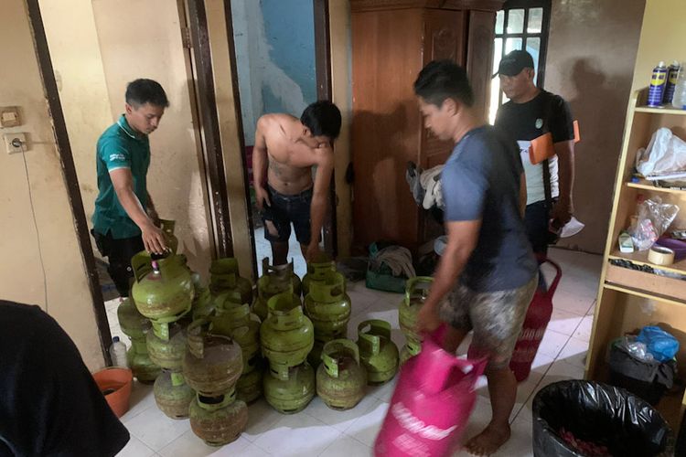 Barang bukti tabung gas elpiji yang diamankan dari rumah kontrakan pelaku di Desa Sidojangkung, Kecamatan Menganti, Gresik.