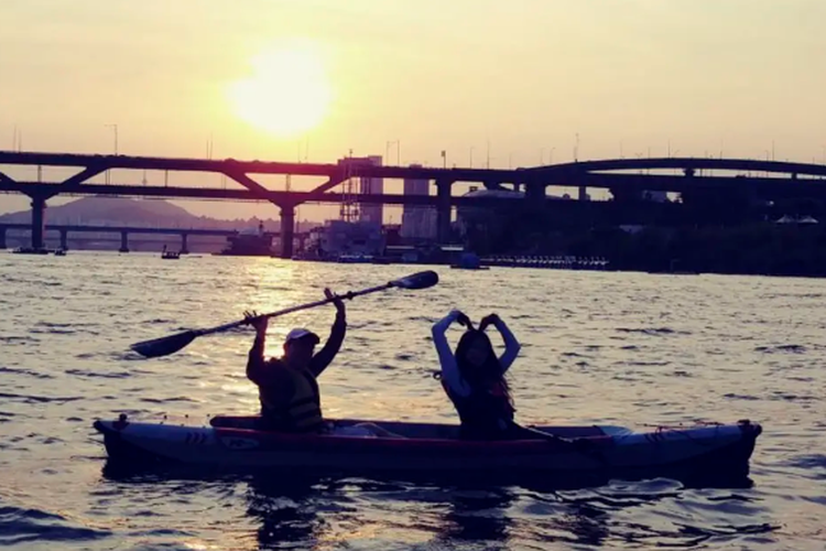 Menikmati sunset sambil olahraga kayak di Sungai Han menjadi pengalaman menarik untuk wisatawan saat berkunjung ke Seoul.