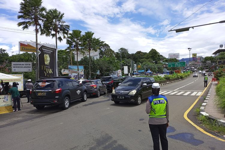 Petugas kepolisian sedang menerapkan rekayasa lalin one way di jalur Puncak atau tepatnya di Simpang Gadog, Ciawi, Kabupaten Bogor, Jawa Barat, Minggu (27/2/2022).