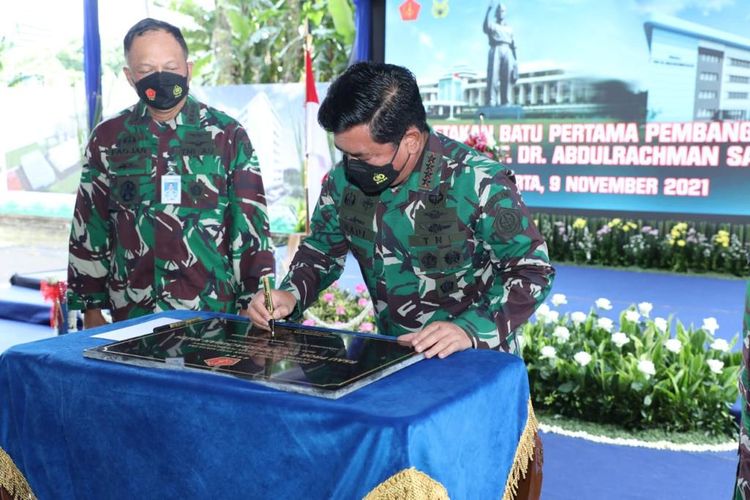 Panglima TNI Marsekal Hadi Tjahjanto dalam peletakan batu pertama dan penandatanganan prasasti pembangunan RSAU Prof. dr. Abdulrachman Saleh di Jakarta, Selasa (9/11/2021).