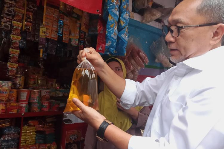 Menteri Perdagangan Zulkifli Hasan saat meninjau harga bahan pokok di Pasar Klender, Jakarta Timur, Rabu (22/6/2022). 