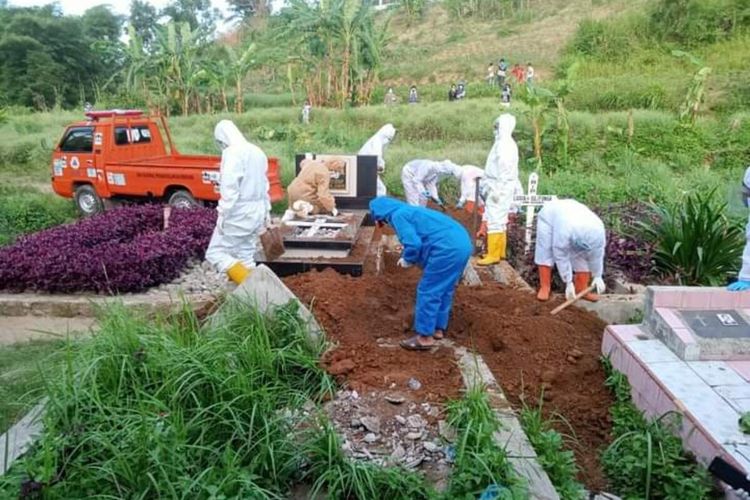 Petugas Tim Satgas Covid-19 saat melakukan pemakaman salah satu warga yang meninggal dunia akibat Covid-19 di Lingkungan I, Kelurahan Aek Tampang, Kecamatan Padang Sidempuan Selatan, Kota Padang Sidempuan, Sabtu (22/5/2021). Pemakaman tersebut mendapat penolakan warga sekitar, hingga berujung pada aksi pembakaran dan pembongkaran makam.