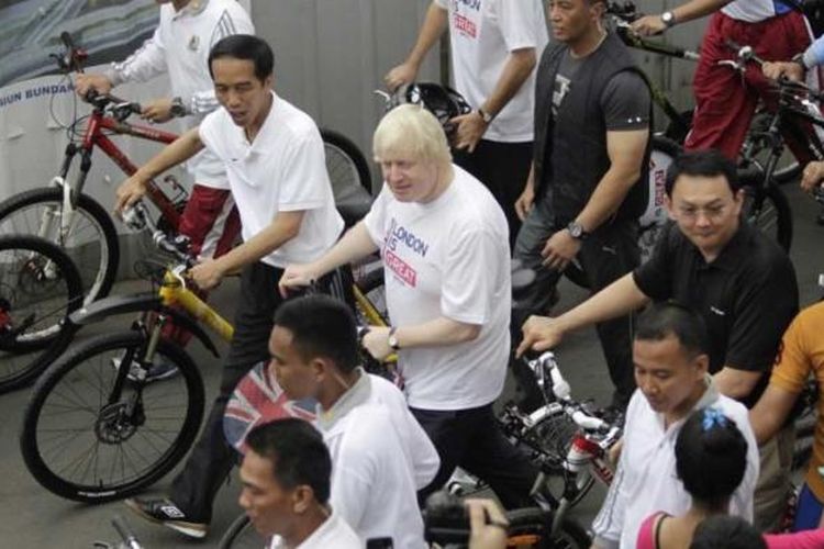 Presiden Joko Widodo (kiri) didampingi oleh Gubernur DKI Jakarta Basuki Tjahaja Purnama dan Wali Kota London Boris Johnson (tengah) menuntun sepeda saat car free day, di kawasan Bundaran Hotel Indonesia, Jakarta, Minggu (30/11/2014). Sebelum bersepeda Jokowi juga sempat menyaksikan penyerahan sepeda secara simbolis dari Pemerintah Kota London kepada Pemerintah Provinsi DKI Jakarta.