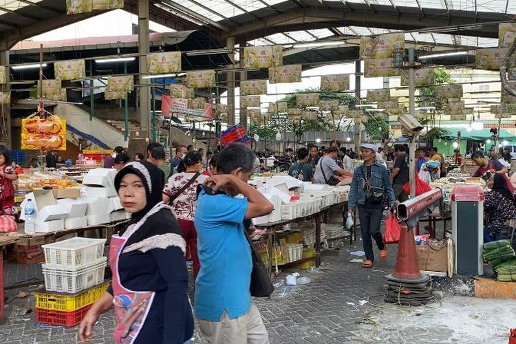 Suasana Pasar Kue Subuh Senen Jaya, Jakarta Pusat yang ramai dikunjungi pembeli pada Kamis (12/1/2023). Pasar ini bakal direlokasi pada 10 Februari 2023 mendatang. 