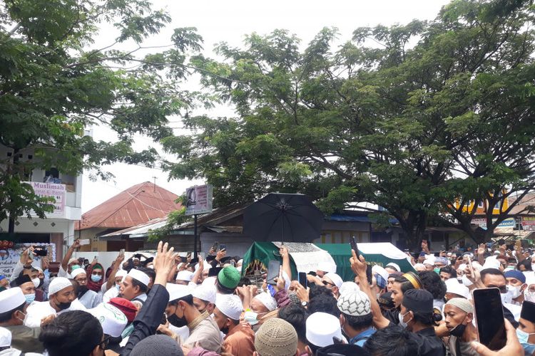 Ribuan orang mengantarkan jenazah ulama besar Habib Saggaf Al Jufri di Palu, Sulawesi Tengah.