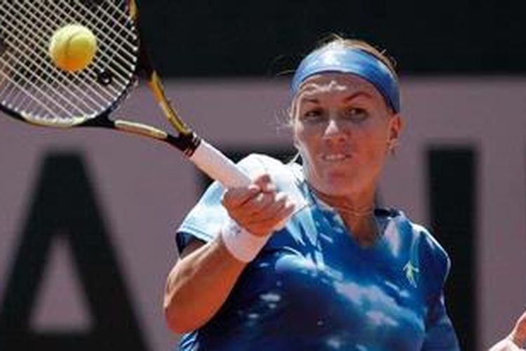 Petenis Rusia, Svetlana Kuznetsova, mengembalikan bola ke arah Serena Williams, saat bertemu di perempat final French Open, Selasa (4/6/2013).