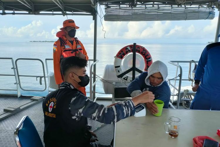 Prajurit Pangkalan TNI Angkatan Laut (Lanal) Morotai yang berada di bawah jajaran Komando Armada III bersama Badan SAR Nasional (Basarnas) Kabupaten Pulau Morotai menemukan dua nelayan yang sempat dinyatakan hilang saat mencari ikan di Perairan Laut Pulau Morotai, Maluku Utara sejak Minggu (13/2/2022).