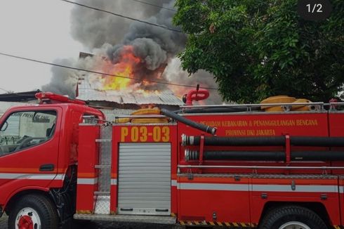 Rumah di Menteng Ludes Terbakar, Petugas Damkar Luka Tertimpa Reruntuhan