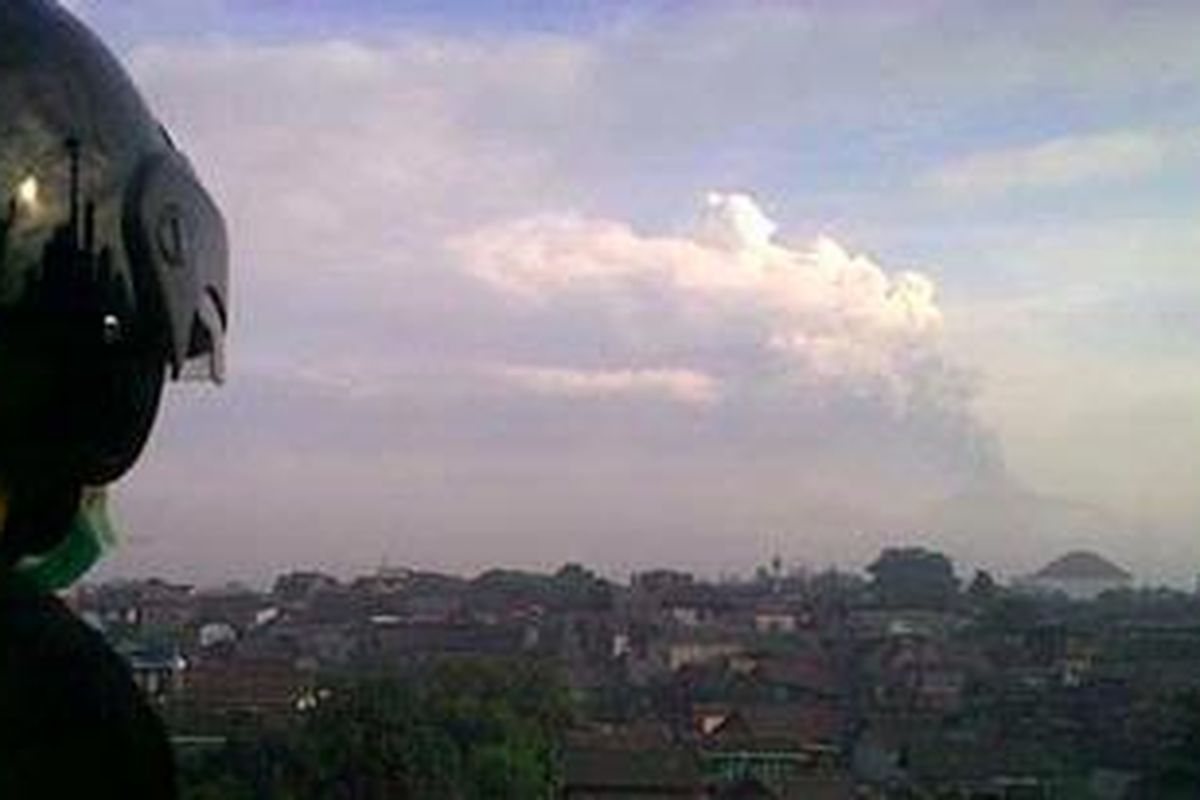 Pantauan semburan Gunung Merapi dari Kota Yogyakarta Senin (8/11/2010) pagi.