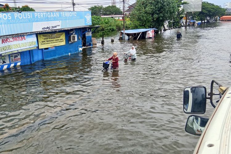 Ilustrasi banjir di Jalan Raya Kaligawe Semarang, Jawa Tengah.&nbsp;BMKG berharap sistem peringatan dini bencana hidrometeorologi bisa diperkuat dan mampu dorong aksi penyelamatan untuk kurangi korban.