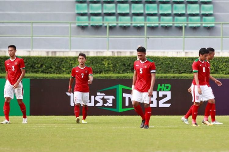 Ekspresi tim nasional Indonesia saat dikalahkan Malaysia pada Kualifikasi Piala Asia U-23 2018 di Bangkok pada Rabu (19/7/2017). 