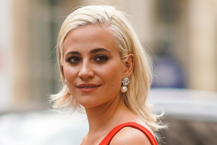 Pixie Lott adalah penyanyi dan penulis lagu asal Inggris.