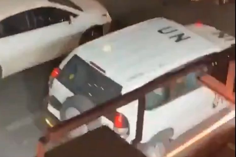 Mobil SUV putih yang dipakai dalam skandal seks PBB. Video seks ini terekam warga dan menggegerkan dunia maya. Peristiwa terjadi di Tel Aviv, Israel, pada Kamis (25/6/2020).