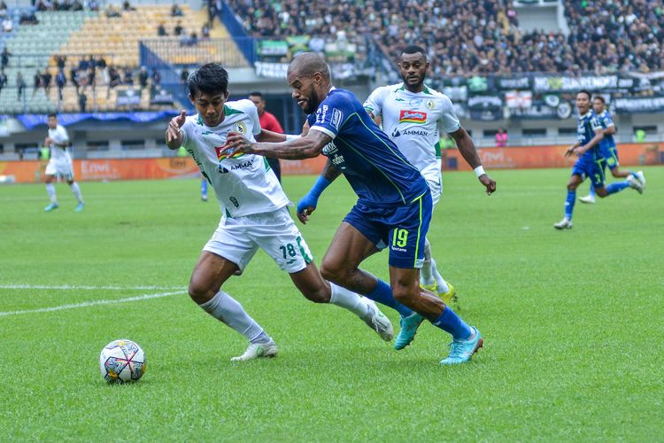 David da Silva penyerang Persib mencoba melewati hadangan bek PSS Sleman Ifan Nanda Pratama  dalam pertandingan pekan ke-22 Liga 1 2022-2023 antara Persib vs PSS Sleman, Minggu (5/2/2023) di Stadion Gelora Bandung Lautan Api (GBLA). 