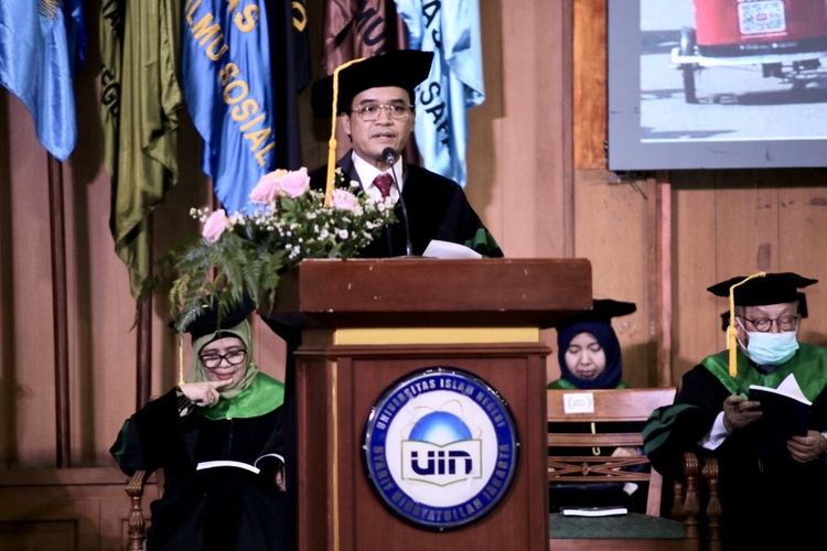 Wakil Ketua Komisi Informasi, Komunikasi, dan Digital (Infokomdigi) Majelis Ulama Indonesia (MUI) 2025-2030, Prof Gun Gun Heryanto seusai dikukuhkan sebagai Guru Besar UIN Syarif Hidayatullah Jakarta, Aula Harun Nasution, Tangerang Selatan, pada Rabu (14/1/2026). Ia menyebut tidak boleh ada kemunduran dalam pelaksanaan demokrasi.
