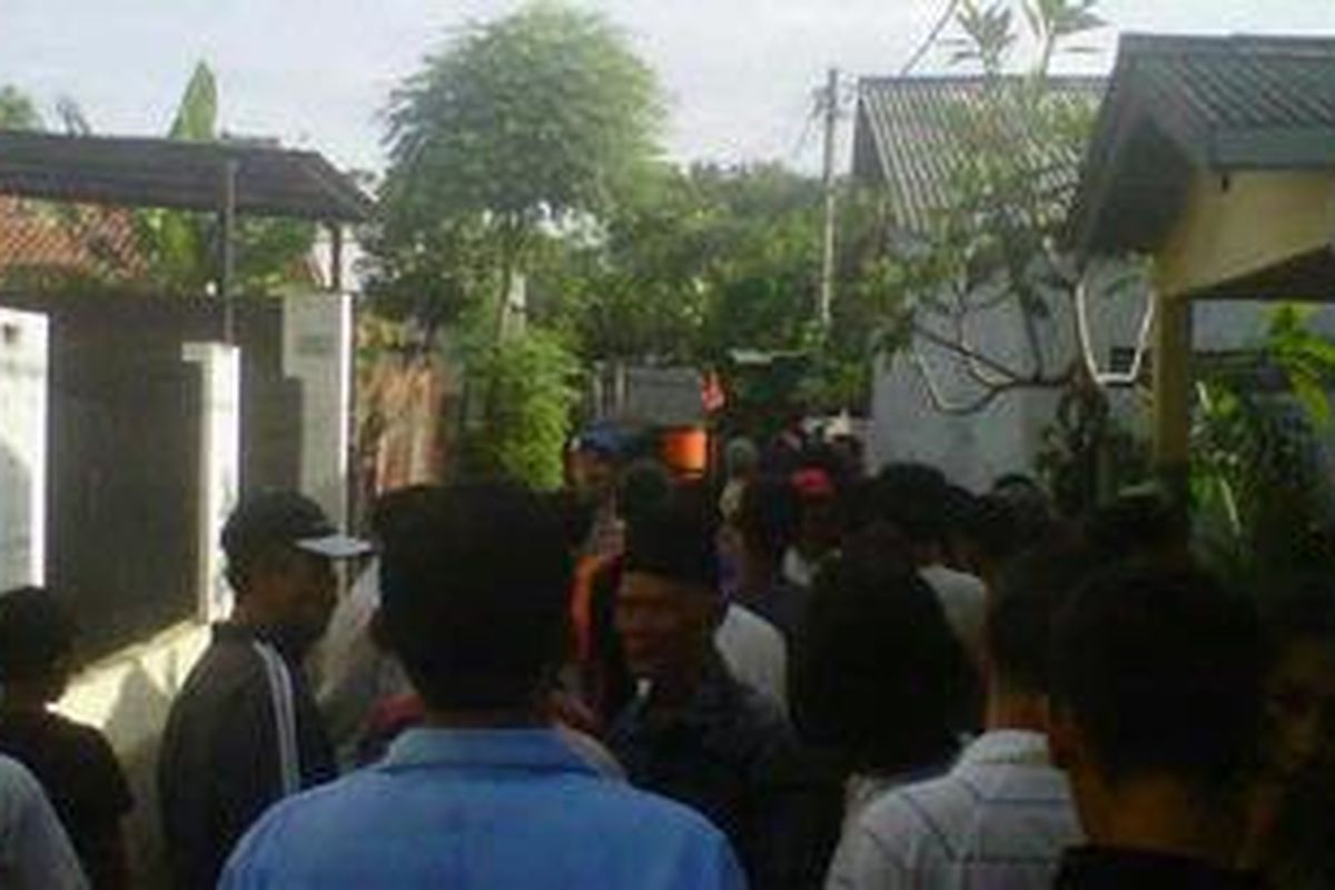 Warga berkerumun di perkampungan di belakang Perumahan Griya Pipit, Kelurahan Pondok Kacang Timur, Pondok Aren, Tangerang Selatan, menyaksikan peristiwa penggerebekan yang dilakukan polisi di salah satu kontrakan di perkampungan itu, Jumat (30/3/2012) dinihari. Dua orang lelaki tewas.