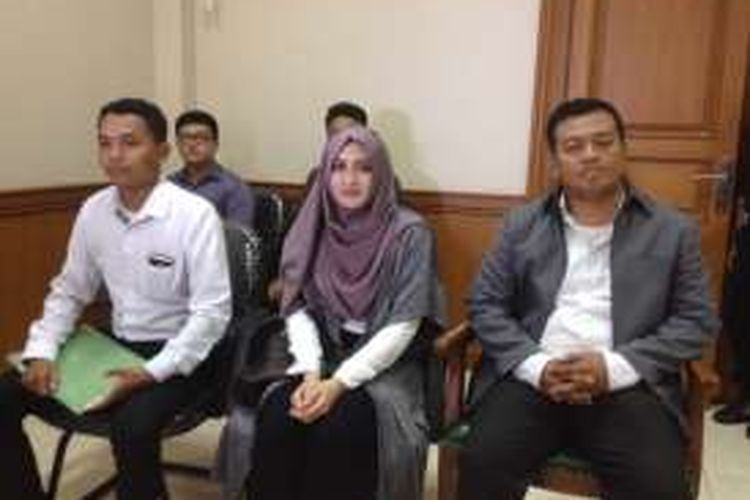 Istri Sahrul Gunawan, Indriani Hadi, hadir dalam sidang perceraiannya di Pengadilan Agama, Jakarta Selatan, Kamis (21/4/2016).