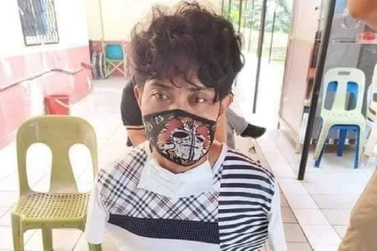 Pria dengan akun Facebook Respati ketika diamankan polisi di Malaysia. Dia ditangkap setelah menantang polisi untuk berkelahi.