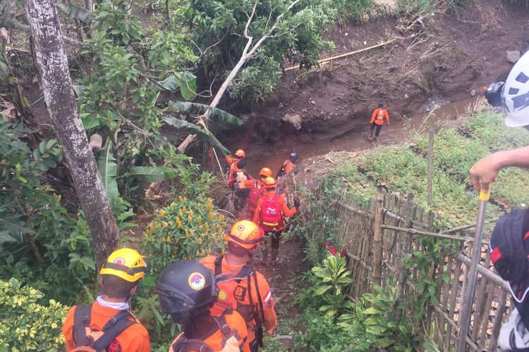Tim gabungan melakukan upaya pencarian dan pertolongan korban banjir bandang di sepanjang aliran sungai di Kota Batu, Jawa Timur, Jumat (5/11). (Dokumentasi BNPB)