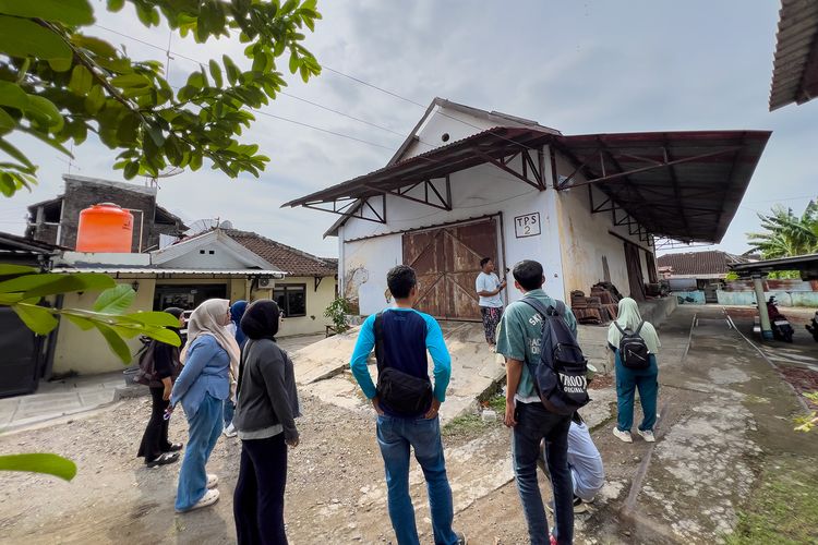 Peserta Wonogiri Walking Tour saat menyambangi gudang penyimpanan perlengkapan bengkel kereta uap zaman dulu (25/1/2026).