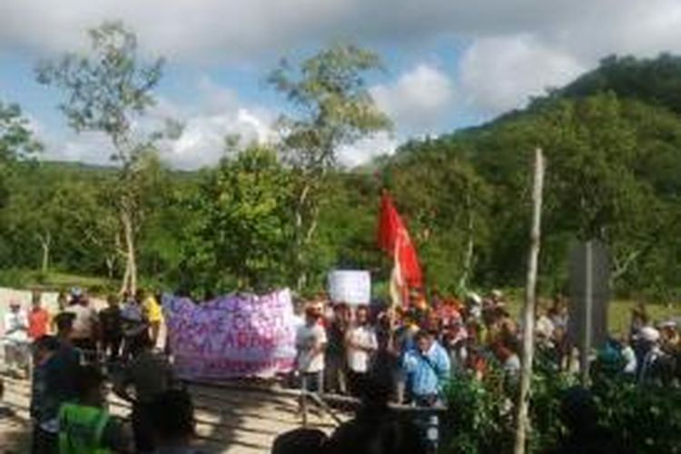 Warga di Kecamatan Insana, Kabupaten Timor Tengah Utara (TTU), Nusa Tenggara Timur melakukan aksi blokade tambang mangan milik PT Elgary Resources Indonesia di Desa Oenbit, Kecamatan Insana, Selasa (12/5/2015)