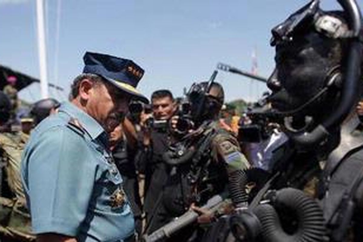 Inspeksi pasukan oleh Panglima TNI Laksamana TNI Agus Suhartono (tengah) saat kunjungan ke Bhumi Marinir Cilandak, Jakarta, Rabu (16/3/2011). Kunjungan panglima diterima langsung Komandan Korps Marinir Mayjen TNI M Alfan Baharudin.