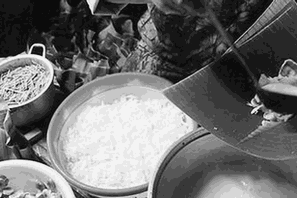 Warga Manyar Sidomukti, Kecamatan Manyar, Kabupaten Gresik, Jawa Timur, Rabu (25/7/2012), membuat penganan khas Gresik yang hanya ada saat puasa Ramadhan, bongko kopyor. Satu bungkus bongko dari pembuat dijual Rp 3.500 per bungkus dan di tingkat pedagang Rp 5.000 per bungkus. Isinya irisan pisang, nangka, roti, mutiara, dan santan yang dicampur telur, gula, dan tepung beras.