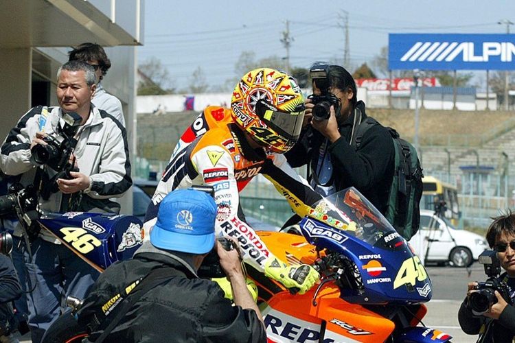 Juara dunia 500 cc, Valentino Rossi, membalap bersama tim Repsol Honda pada musim pertama era MotoGP pada 2002.