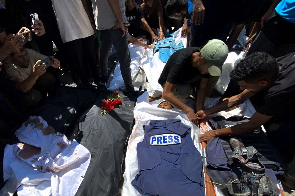 Orang-orang berduka atas jenazah jurnalis Palestina yang tewas dalam serangan Israel di Rumah Sakit Nasser, menjelang pemakaman mereka di Khan Younis di Jalur Gaza selatan pada 25 Agustus 2025. Pakar PBB sebut perang Israel di Gaza sebagai yang paling mematikan bagi jurnalis, dengan 252 wartawan tewas sejak pecahnya perang pada Oktober 2023.