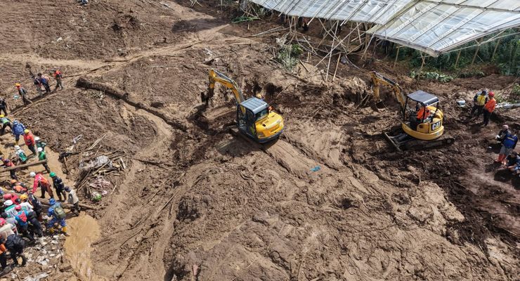Evakuasi Korban Longsor di Cisarua, 8 Alat Berat Dikerahkan